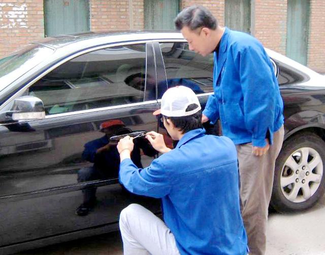 阿勒泰汽车钥匙丢在车里面怎么办?